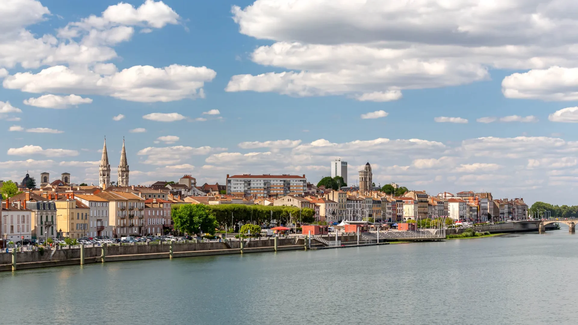 Vue ville de Mâcon, La Saône, L'esplanade Lamartine, Les clochers de l'église Saint-Pierre