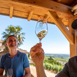 Dégustation vin blanc, Solutré-Pouilly, Mâconnais, Le Sud Bourgogne