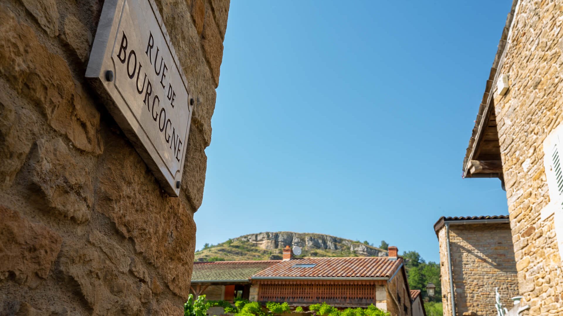 Panneau rue de Bourgogne, vue roche Coche, Berzé-la-Ville, Mâconnais, Le Sud Bourgogne