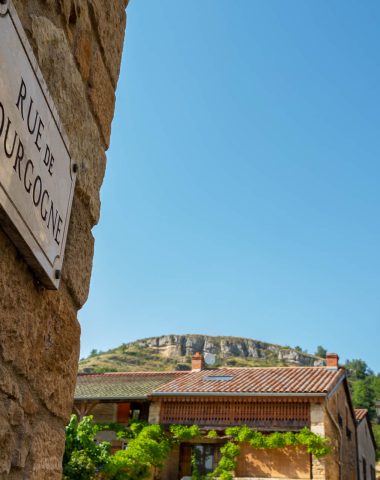 Panneau rue de Bourgogne, vue roche Coche, Berzé-la-Ville, Mâconnais, Le Sud Bourgogne