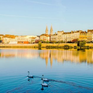 Vue Mâcon été, quais de Saône, maisons colorées, Le Sud Bourgogne