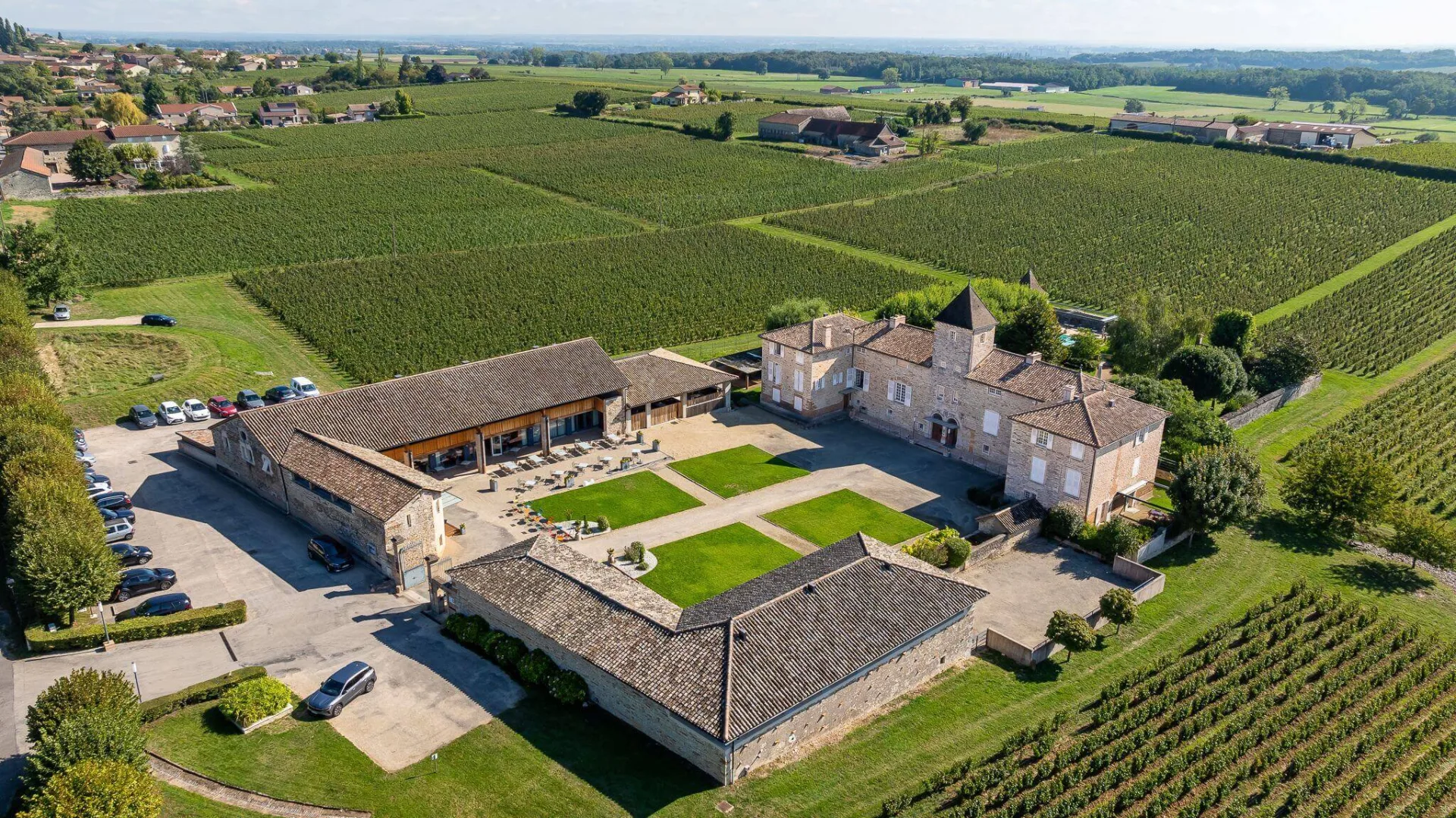 Séminaires dans les vignes-Vue aérienne Château de Besseuil-vignoble